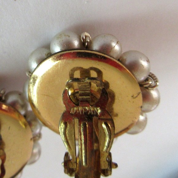Vintage Mid Century white faux pearl cluster clip on earrings gold wires - Picture 5 of 5